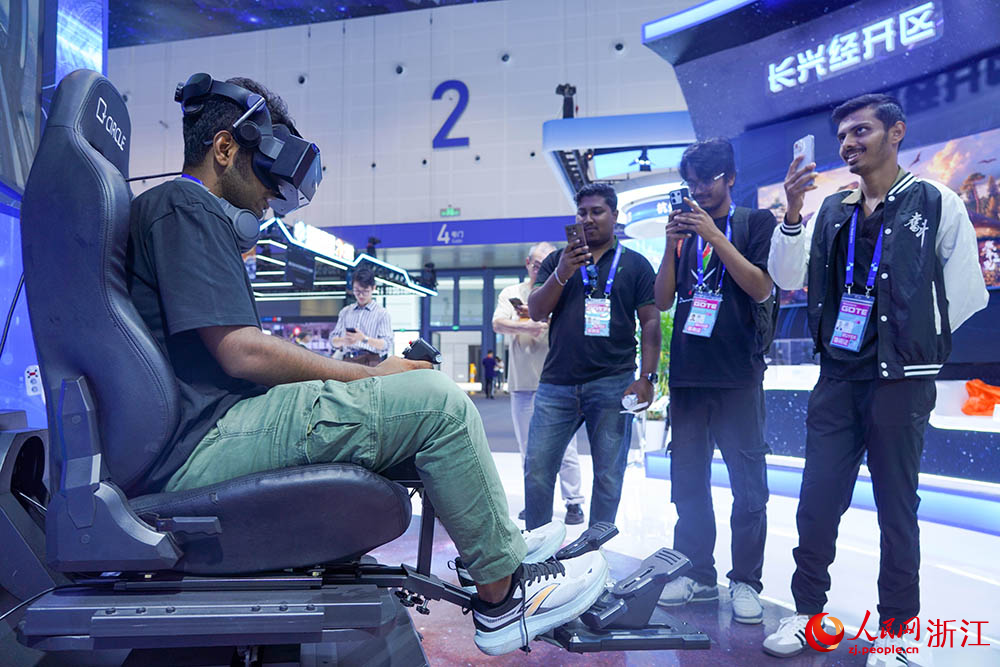 9月25日，参会者在杭州大会展中心观看第四届全球数字贸易博览会展览。人民网 章勇涛摄