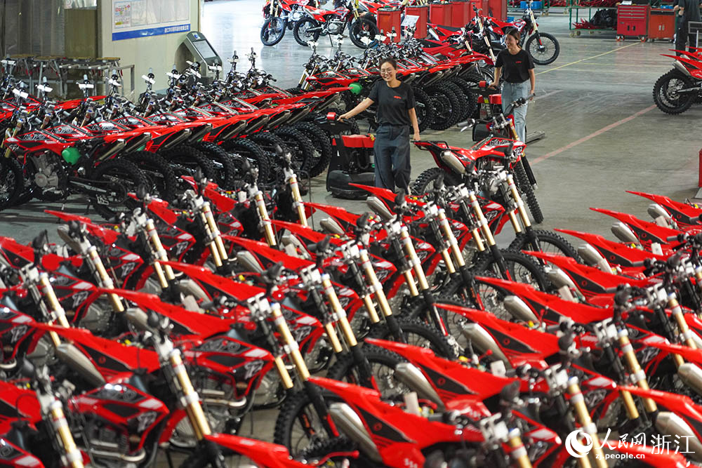 9月28日,位於浙江省麗水市縉雲縣華洋賽車的生產車間裡,工人們在車間裡忙碌著。人民網 章勇濤攝