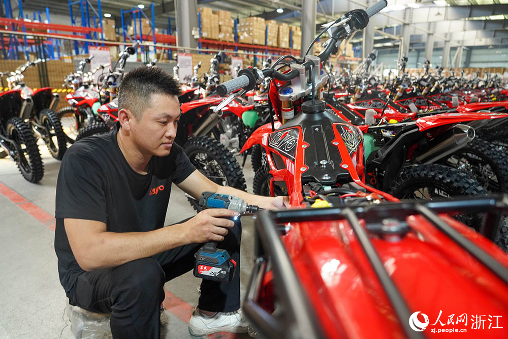 9月28日，位於浙江省麗水市縉雲縣華洋賽車的生產車間裡，工人們正忙著調節非道路越野摩托車。人民網 章勇濤攝