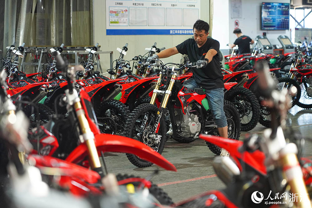 9月28日，位於浙江省麗水市縉雲縣華洋賽車的生產車間裡，工人們正忙著調節非道路越野摩托車。人民網 章勇濤攝