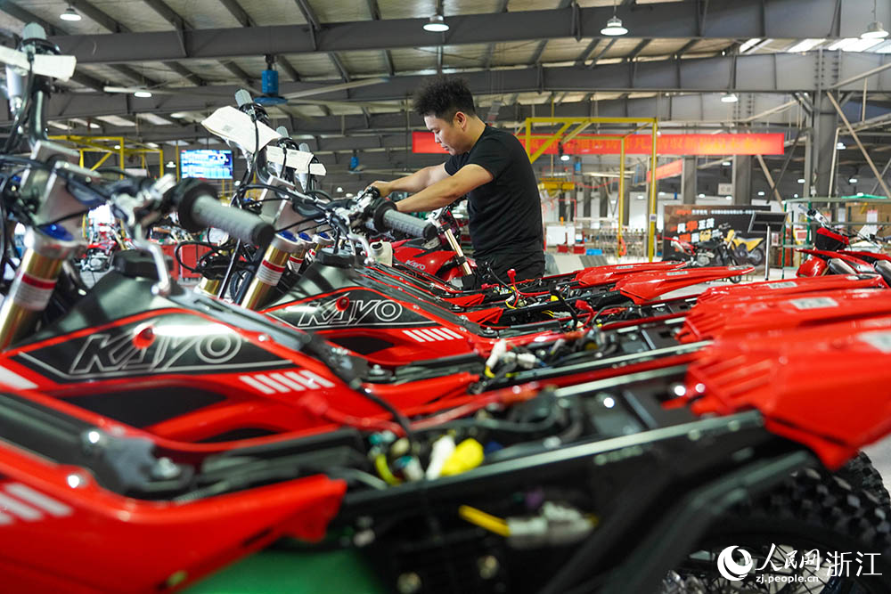 9月28日，位於浙江省麗水市縉雲縣華洋賽車的生產車間裡，工人們正忙著調節非道路越野摩托車。人民網 章勇濤攝