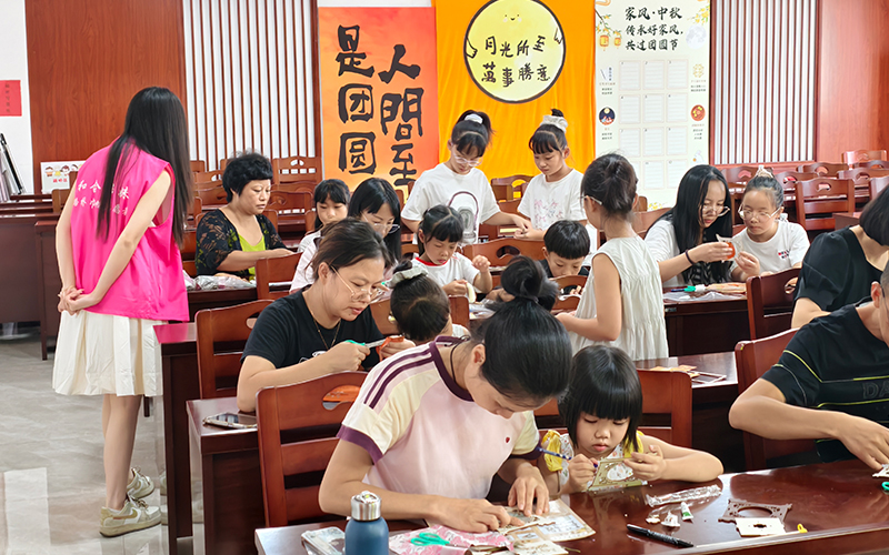 家庭成员制作花灯。林佳霜摄