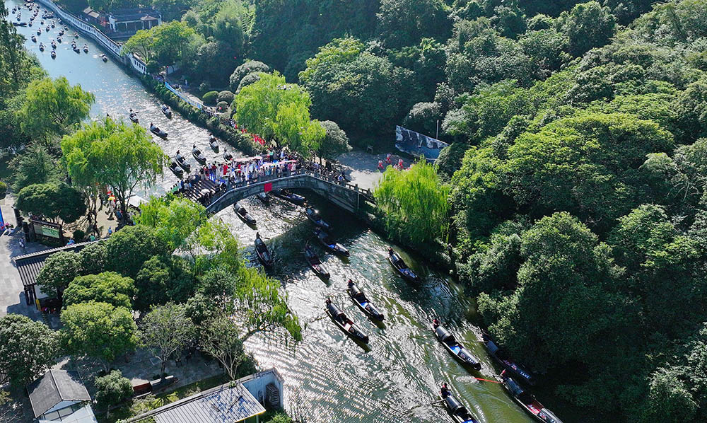 “千年運河 烏篷競渡”2025第二屆紹興烏篷船馬拉鬆邀請賽現場。袁雲攝