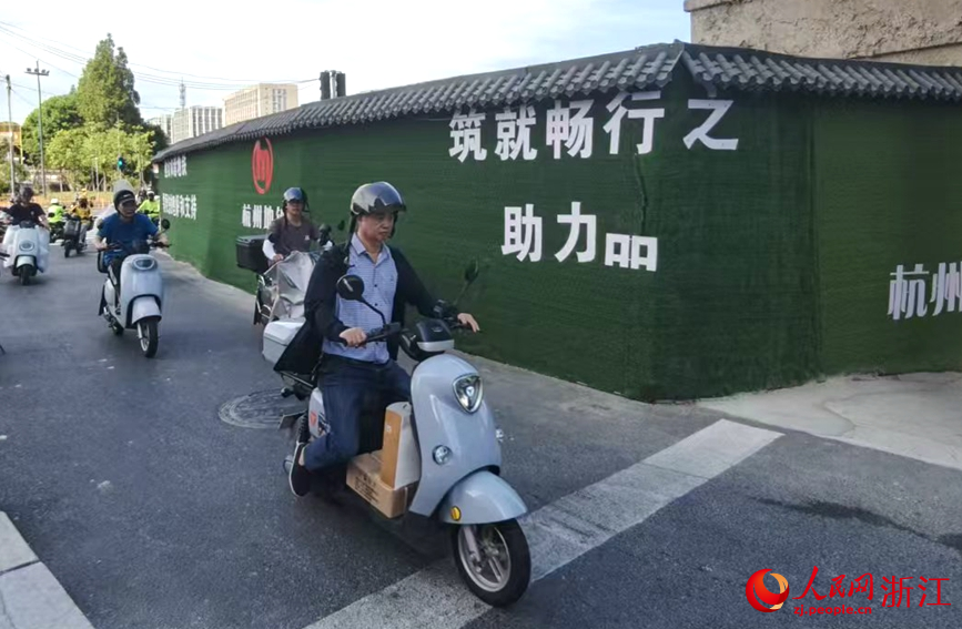 行人從右側出站右拐，很容易與電動車相撞。人民網記者 張麗瑋攝