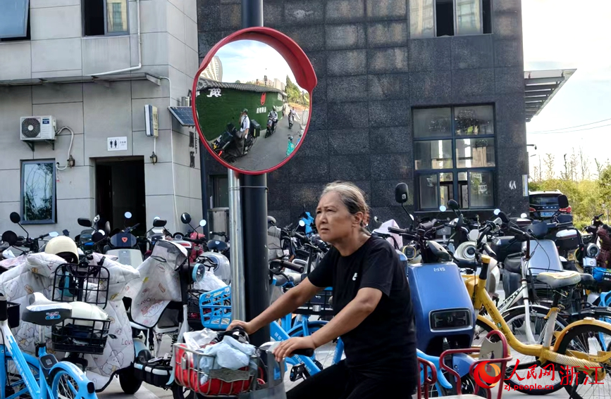 通過反光鏡，行人很容易判斷電瓶車情況。人民網記者 張麗瑋攝