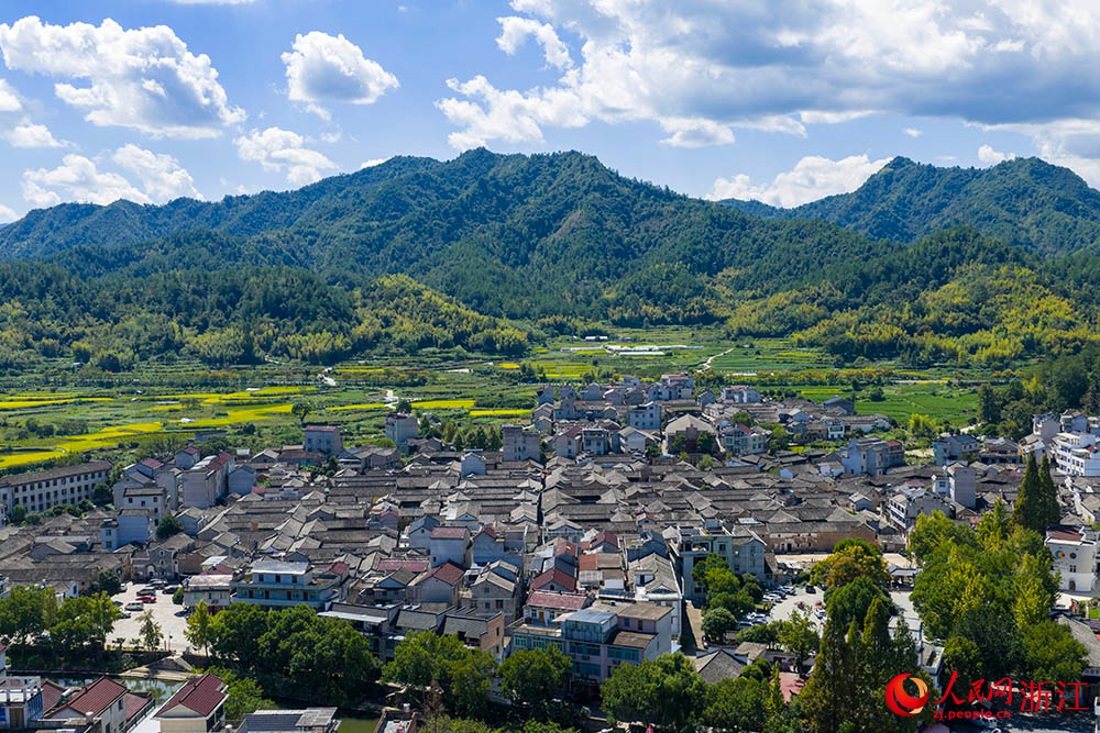 空中俯瞰浙江省缙云县河阳古民居景区。人民网 章勇涛摄