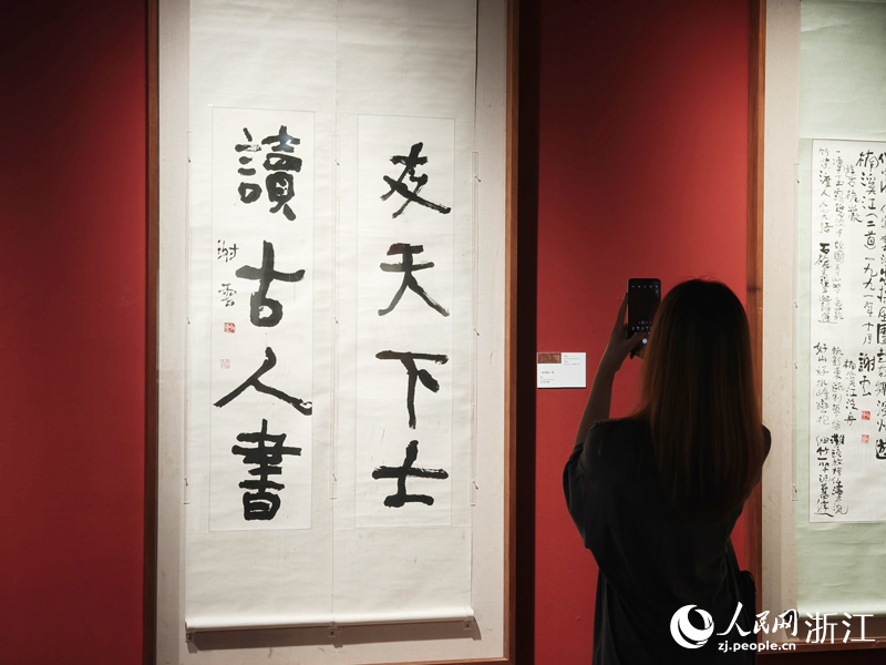 游客在书画作品前拍照留念。人民网 刘欣蔚摄
