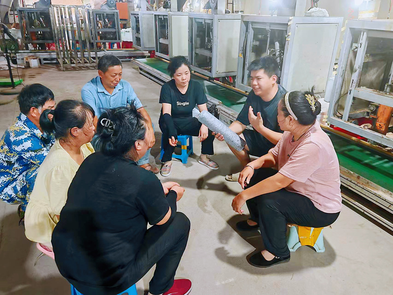 鬆陽縣葉村鄉依托黨員實訓基地,邀請食用菌共富工坊負責人陳振輝在車間內為黨員提供裝袋、滅菌等香菇種植關鍵環節的操作指導。（鬆陽縣葉村鄉供圖