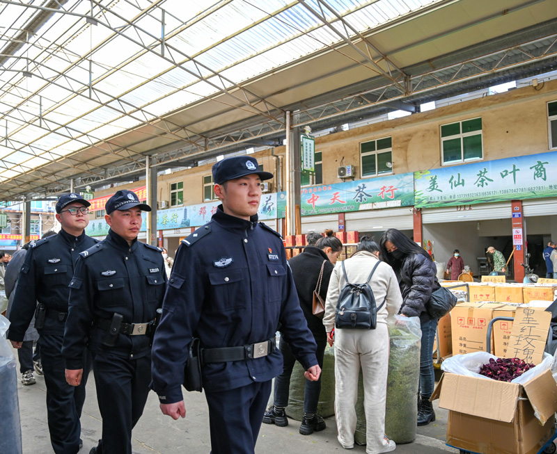 民警在茶叶市场巡逻。松阳公安供图