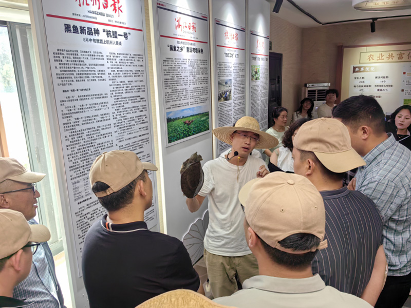 交流團在講解員帶領下了解高效生態農業。西湖區幫扶九龍工作組供圖