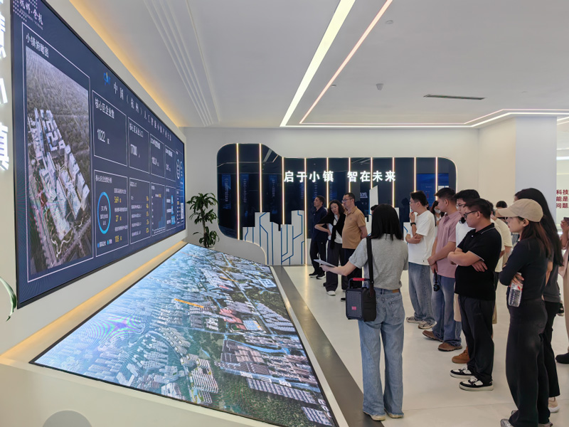 參觀人工智能小鎮。西湖區幫扶九龍工作組供圖