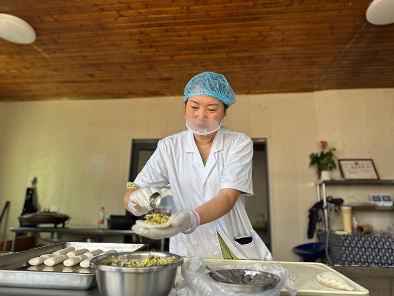 主理人陳月波正在制作年糕餃。九龍湖鎮供圖