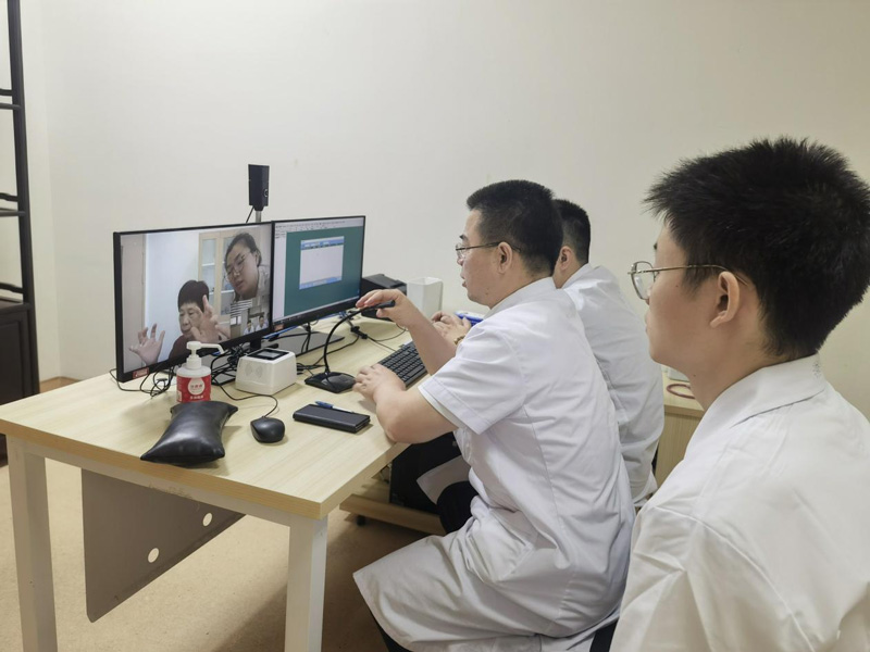 医生通过5G云诊疗平台为老人看诊。浙江移动供图