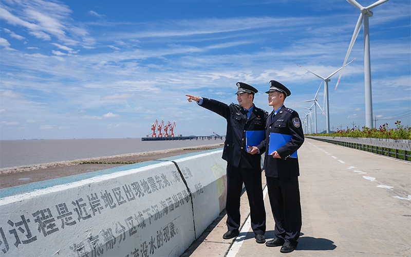 公安民警在海岸边走访检查。张范摄