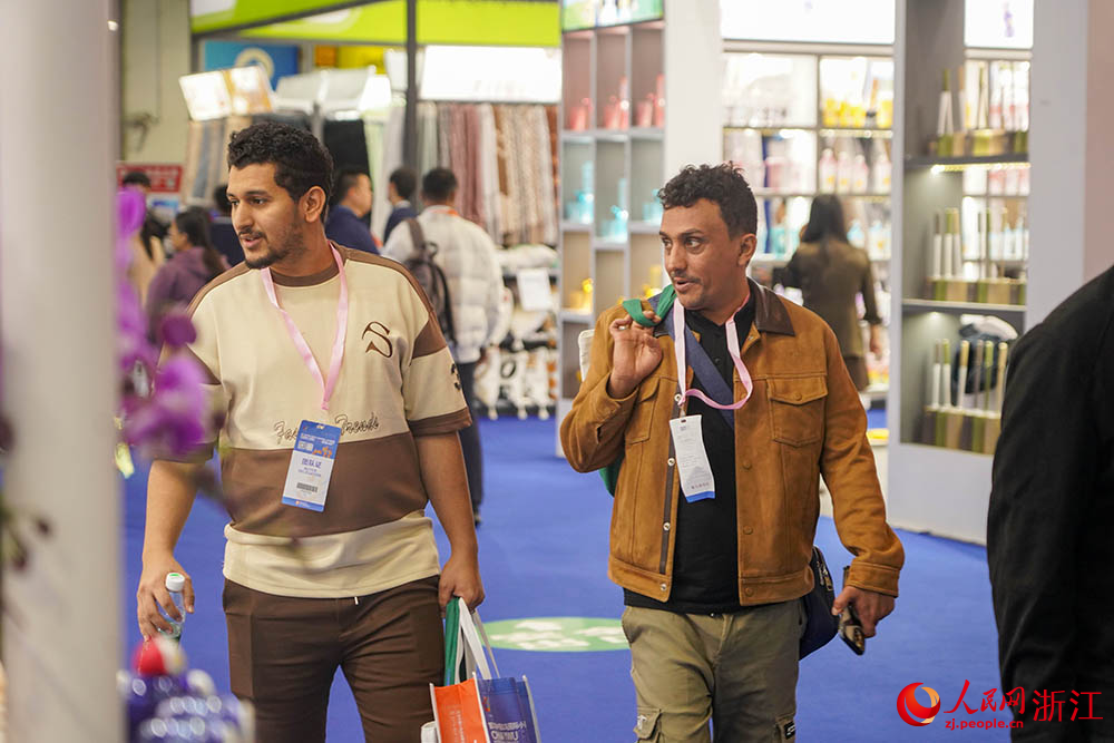 10月21日，外商在第31屆中國義烏國際小商品博覽會—出口商品展上採購商品。人民網 章勇濤攝