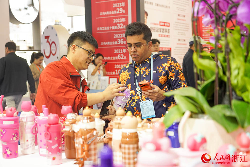 10月21日，在第31屆中國義烏國際小商品博覽會—出口商品展上，外商在洽談業務。人民網 章勇濤攝