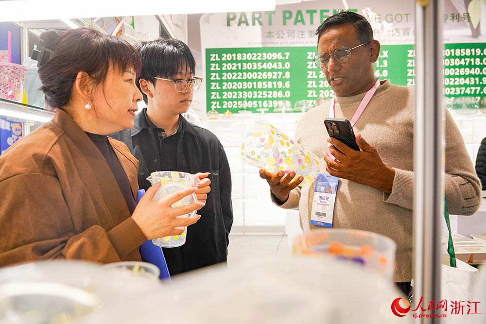 10月21日，在第31屆中國義烏國際小商品博覽會—出口商品展上，外商在洽談業務。人民網 章勇濤攝