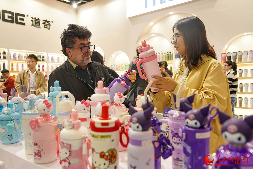 10月21日，在第31屆中國義烏國際小商品博覽會—出口商品展上，外商在洽談業務。人民網 章勇濤攝