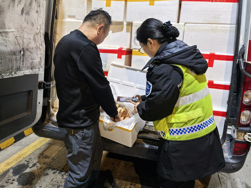 工作人员检查冷链货车上的货物