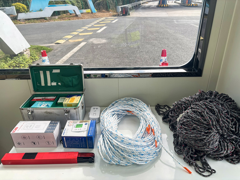 “智在亭”里，急救箱、手机快充站、轮胎充气泵等物资一应俱全。浙高运供图