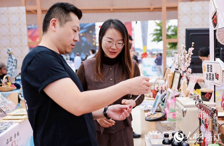 2025千島湖創意生活周期間，主題文創展覽在千島湖秀水廣場持續開放。人民網記者 張帆攝