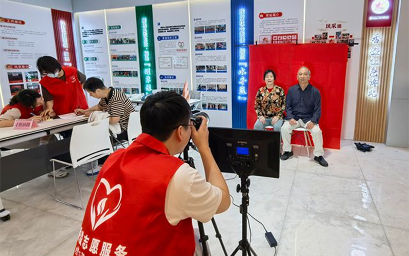 “香溢”志願者為老年人拍攝照片。舟山市煙草專賣局供圖