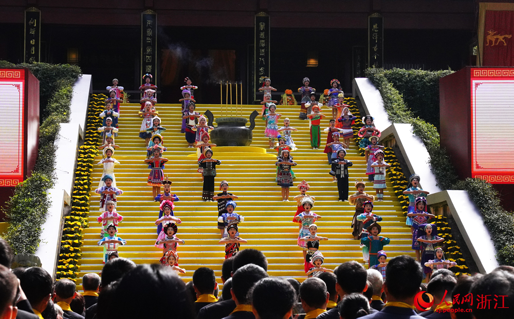 乙巳（2025）年中国仙都祭祀轩辕黄帝大典现场。人民网 刘欣蔚摄