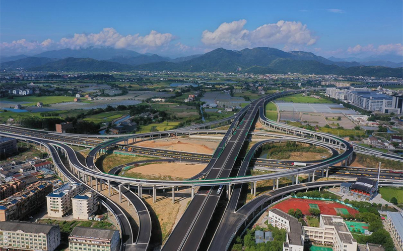 瑞蒼高速路面工程宣告完工。浙高建公司供圖