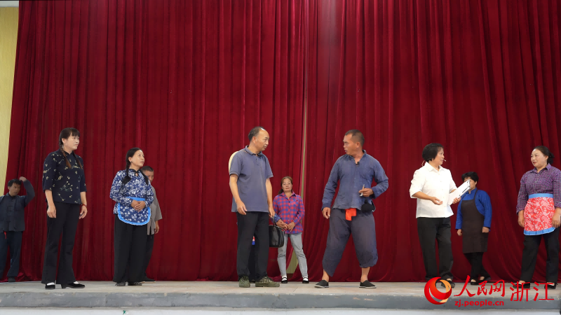 村民在排练以“大洋水库精神”为主题的婺剧《缙云好儿女》。刘欣蔚摄