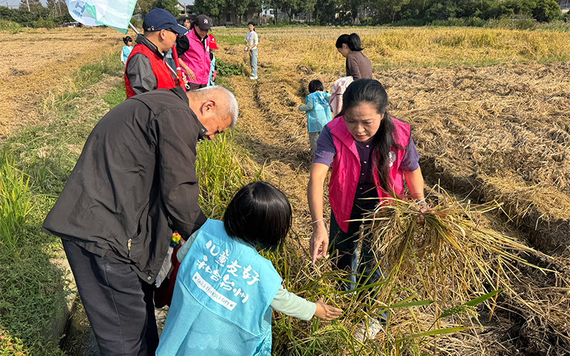 退休干部与妇联工作人员带领孩子体验农耕。路南街道供图