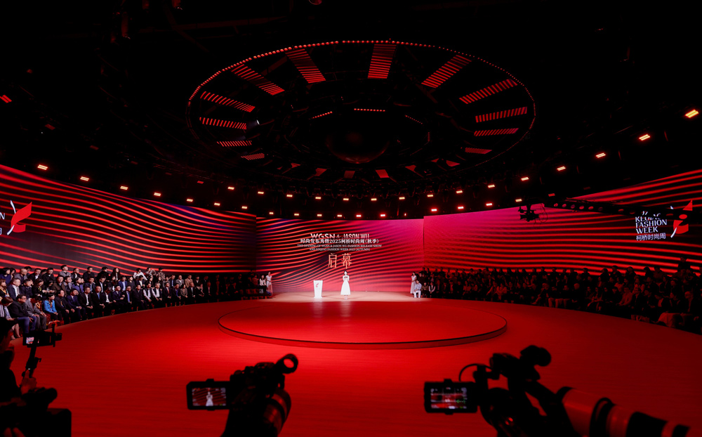 2025柯桥时尚周（秋季）启幕秀现场。绍兴柯桥区委宣传部供图