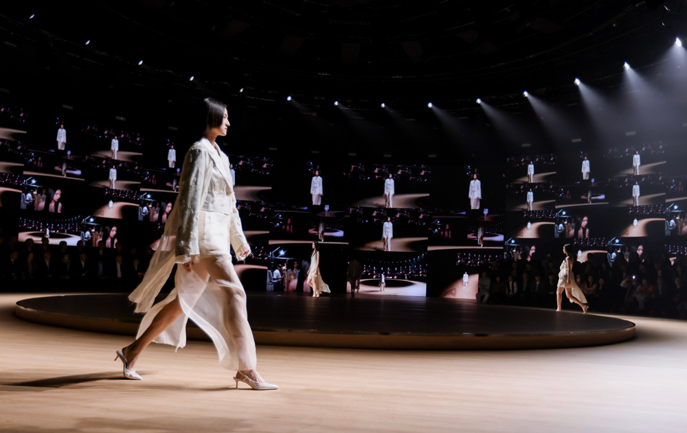 2025柯桥时尚周(秋季)启幕秀现场。绍兴柯桥区委宣传部供图