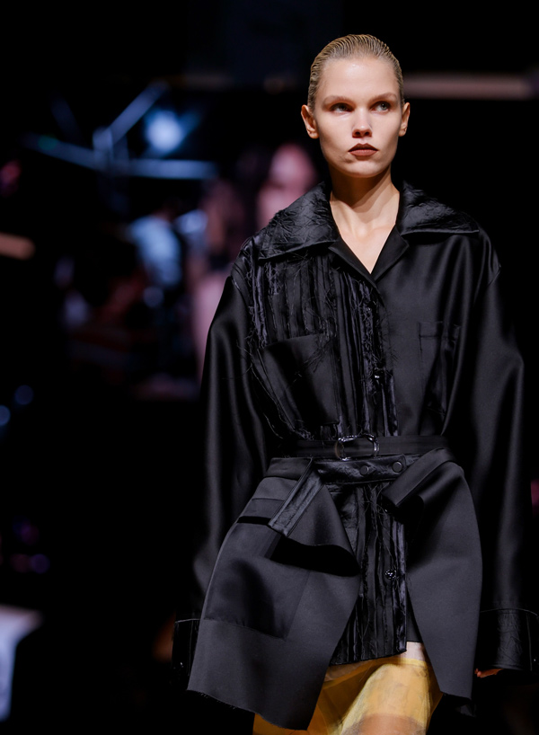 2025柯桥时尚周(秋季)启幕秀现场。绍兴柯桥区委宣传部供图