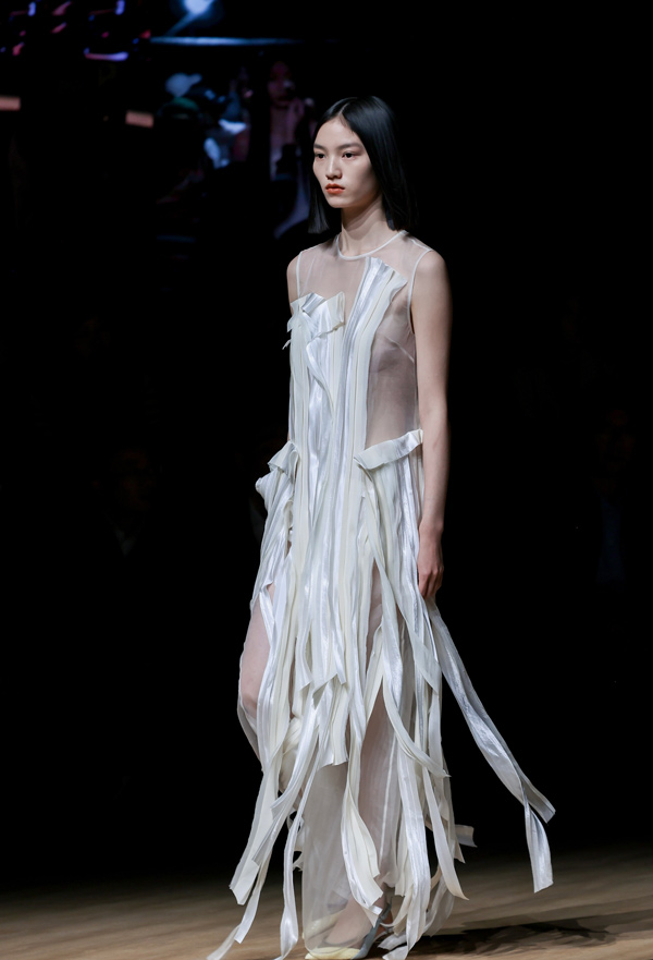 2025柯桥时尚周(秋季)启幕秀现场。绍兴柯桥区委宣传部供图