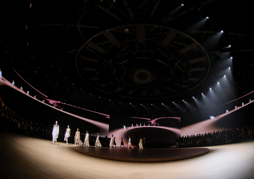 2025柯桥时尚周（秋季）启幕秀现场。绍兴柯桥区委宣传部供图