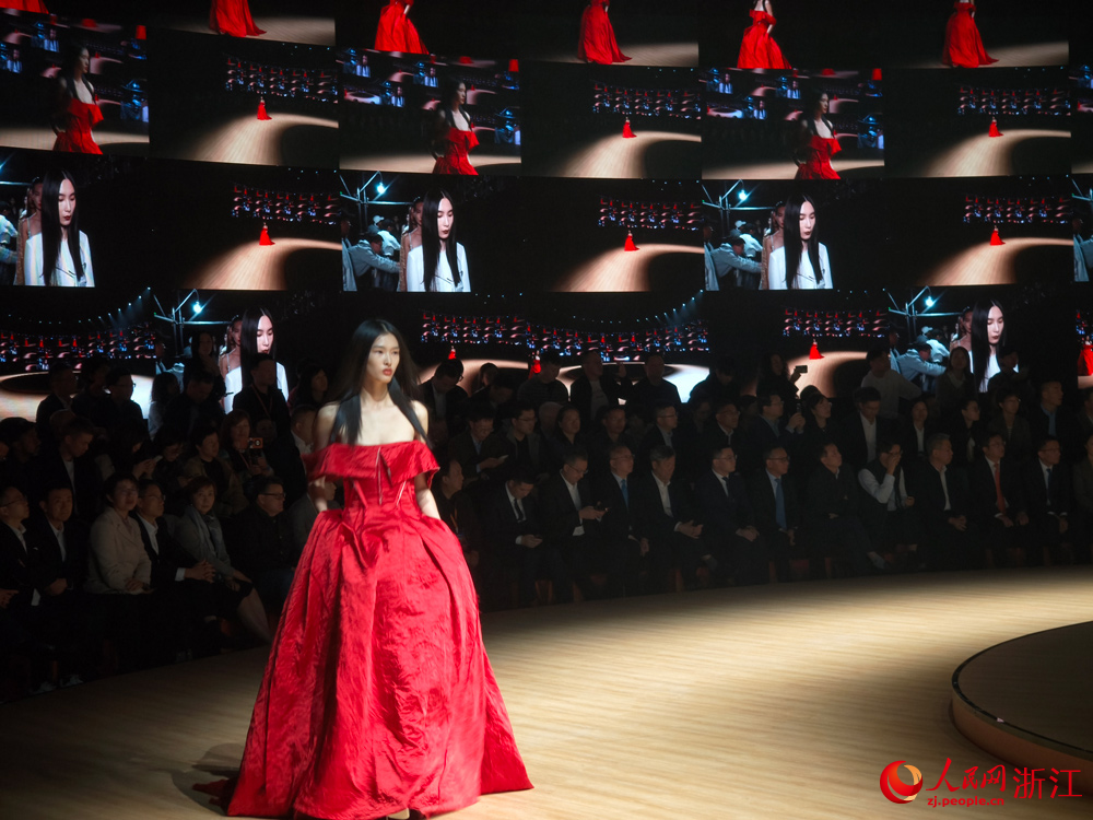 2025柯桥时尚周(秋季)启幕秀现场。人民网记者 郭扬摄