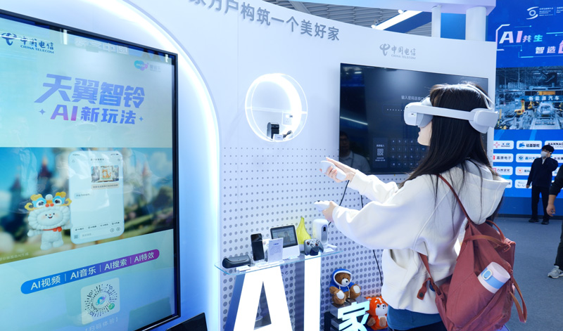 “互聯網之光”博覽會上，觀眾在中國電信展區體驗“黑科技”。浙江電信供圖