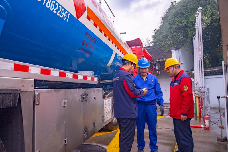 烏鎮加能站員工規范接卸油品。中國石化浙江公司供圖