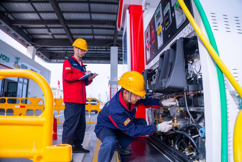 浙江新翁加能站員工開展設備巡檢。中國石化浙江公司供圖