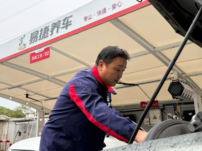 員工為客戶檢查車況。中國石化浙江公司供圖