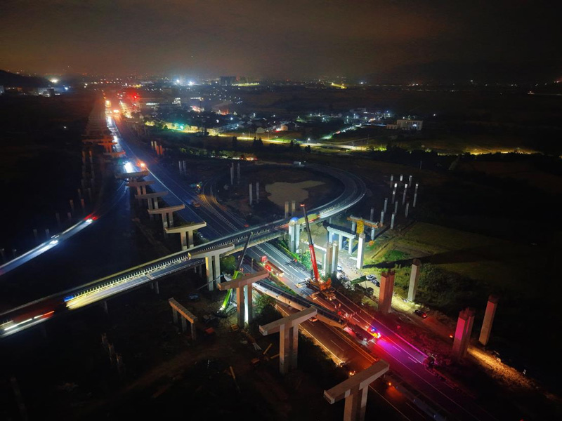 鄞奉高架橋上跨沈海高速主線架梁施工現場。朱利娟攝