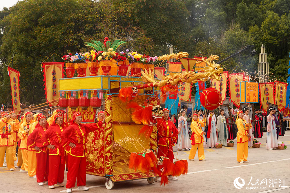 11月8日,丽水摄影节开幕式现场,丰富多样的非遗展演活动正在进行。人民网 章勇涛摄