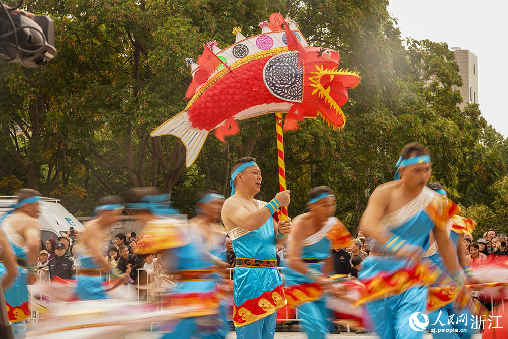 11月8日，丽水摄影节开幕式现场，丰富多样的非遗展演活动正在进行。人民网 章勇涛摄