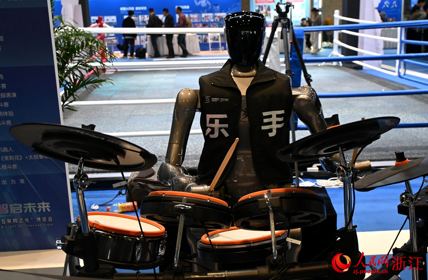 是机器人，也是乐手。人民网记者 张丽玮摄