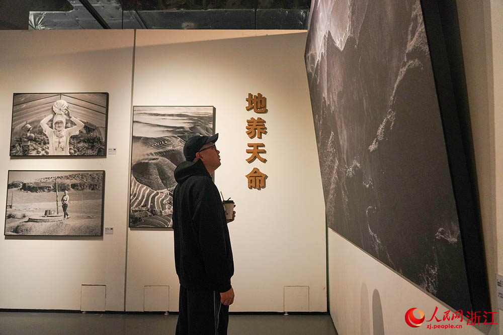 觀眾在浙江麗水攝影文化中心觀看展覽。人民網 章勇濤攝