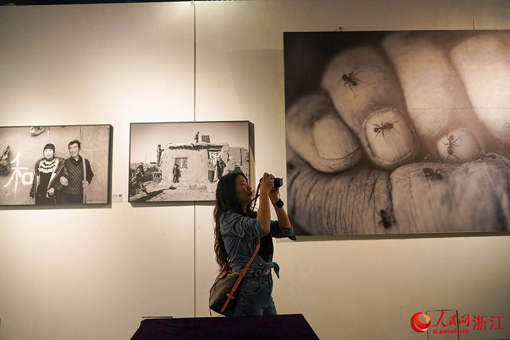 觀眾在浙江麗水攝影文化中心觀看展覽。人民網 章勇濤攝