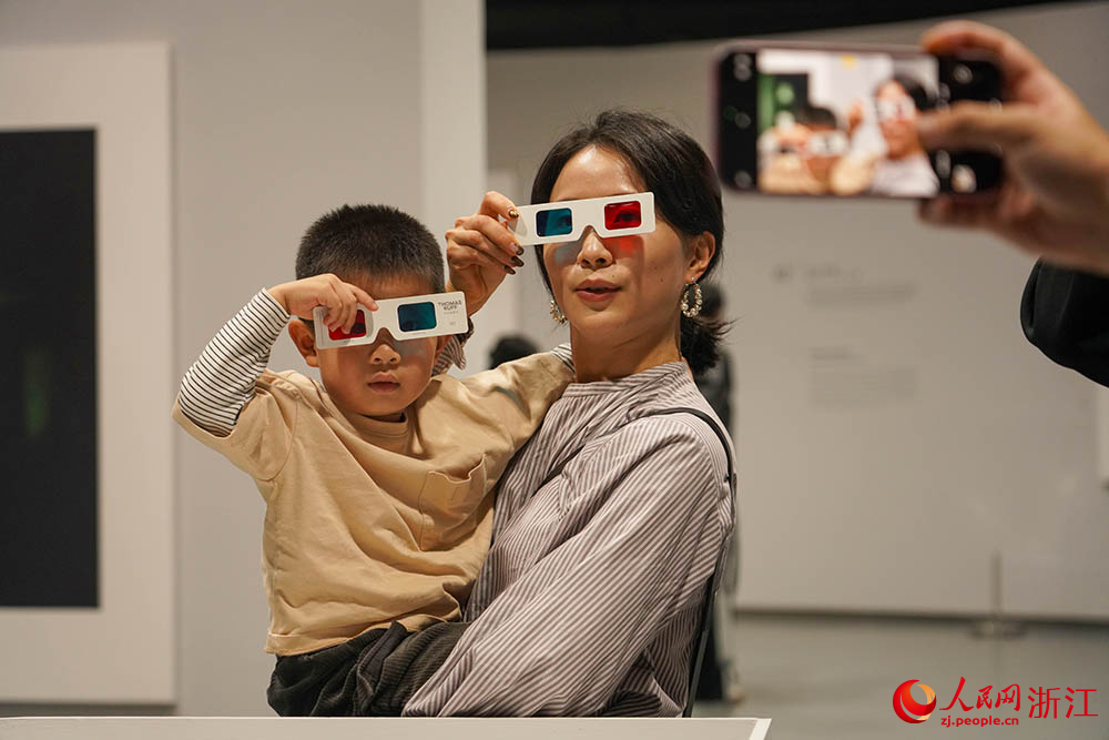 觀眾在浙江麗水攝影文化中心觀看展覽。人民網 章勇濤攝