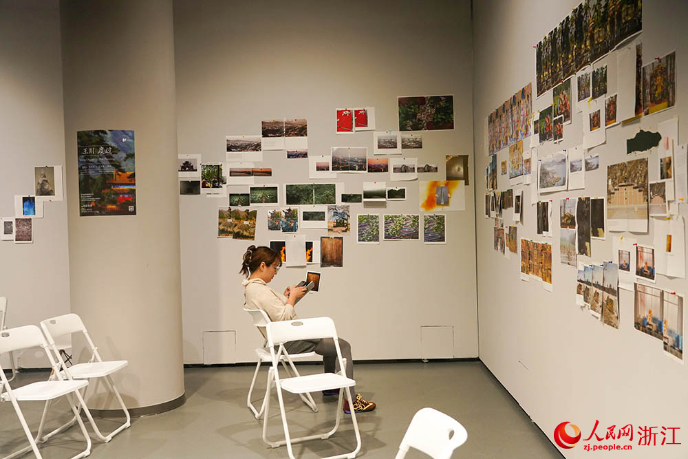 觀眾在浙江麗水攝影文化中心觀看展覽。人民網 章勇濤攝