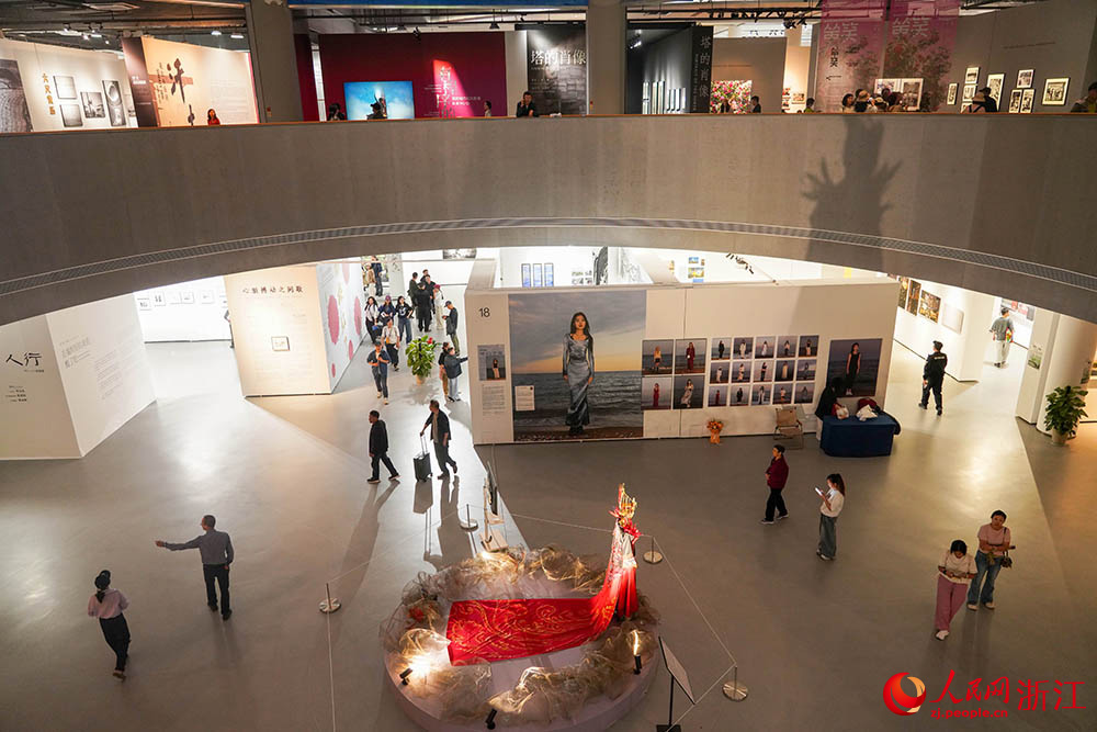 觀眾在浙江麗水攝影文化中心觀看展覽。人民網 章勇濤攝