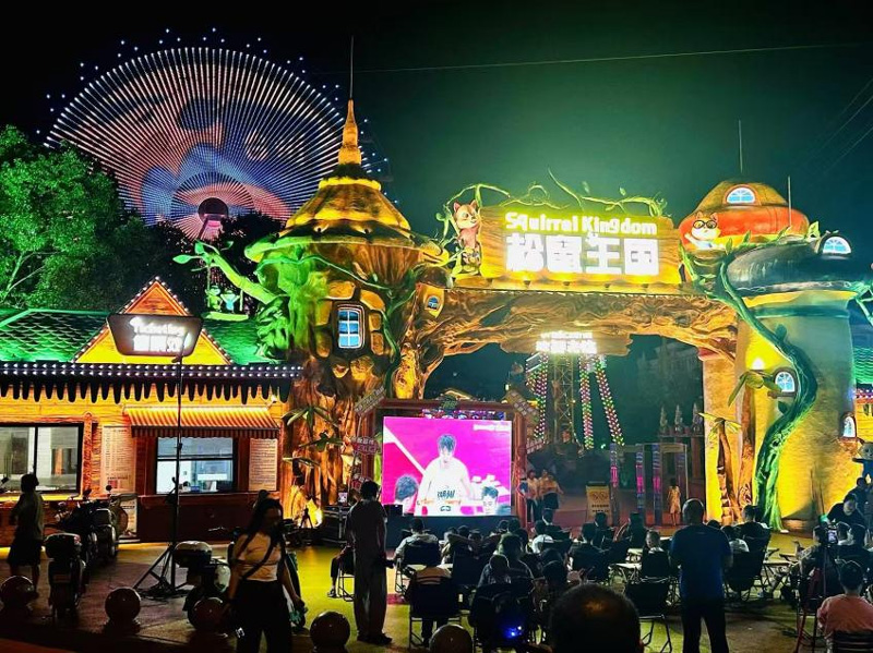 村民露天觀看賽事。路橋街道供圖